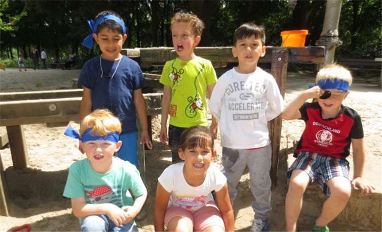 Auf dem Abenteuerspielplatz suchten die mutigen Piraten nach dem vergrabenen Schatz.privat