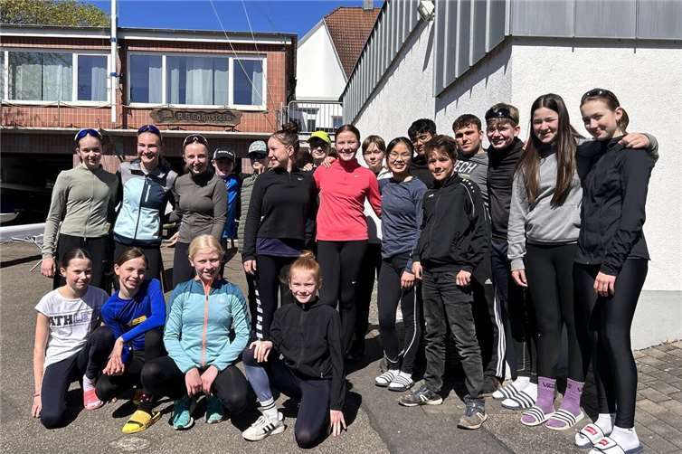 Auf dem Abschlussfoto strahlen von rechts nach links: Johanna Gerlach, Alma Nielsen, Leni Volk, Fabian Schuh, Nils Eich, Clara Schmidt, Luca Ziemann, Stella Arnold, Artem Sinerei, Le Phoung Anh Nguyen, Tim Rother, Gregor Fuchs, Emilian Bahargulu, Philipp Vogel, Ella Jensen, Freya Zipper. Unten knieend: Anna Born, Luise Dilk, Greta Koulen und Noemi Dehe.Fotos: Claudia Gerlach, RGL