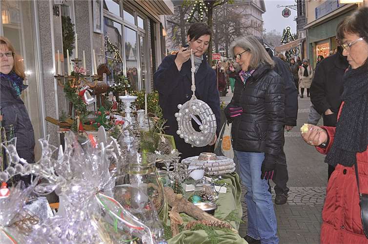 Auf dem Adventsmarkt in Markt- und Bachstraße konnten sich die die Besucher mit kunstvollen Dekorationsartikeln eindecken.
