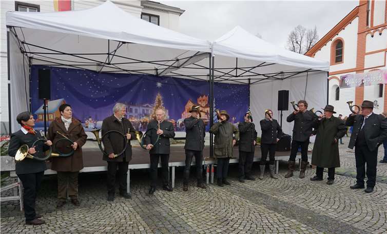 Auf dem Adventsmarkt präsentierte die Jagdhornbläsergruppe Remagen ihr Repertoire.