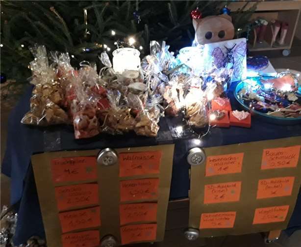 Auf dem Adventsmarkt wurden von den Kindergartenkindern gefertigte Basteleien sowie von den Kindern gebackene Plätzchen zum Verkauf angeboten.Foto: privat