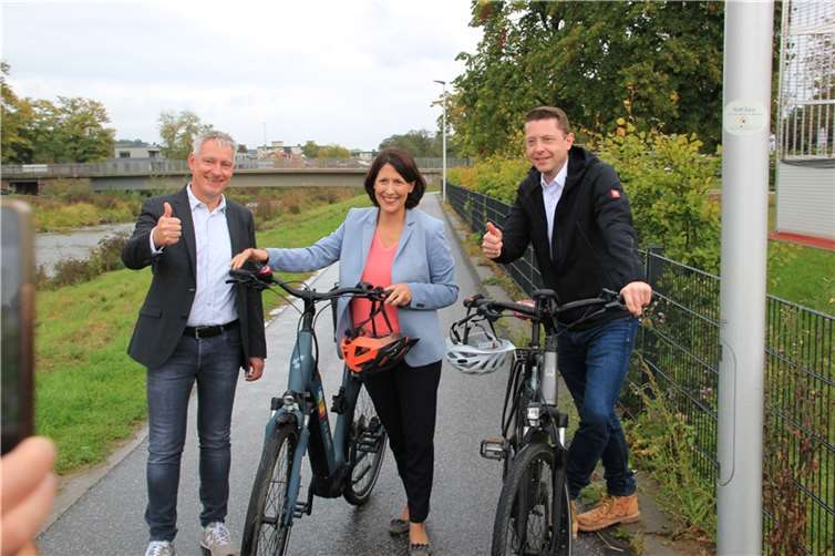 Auf dem Ahrradweg: (von links) Stefan Schmitt, Daniela Schmitt und Christian Senk.  Foto: GS