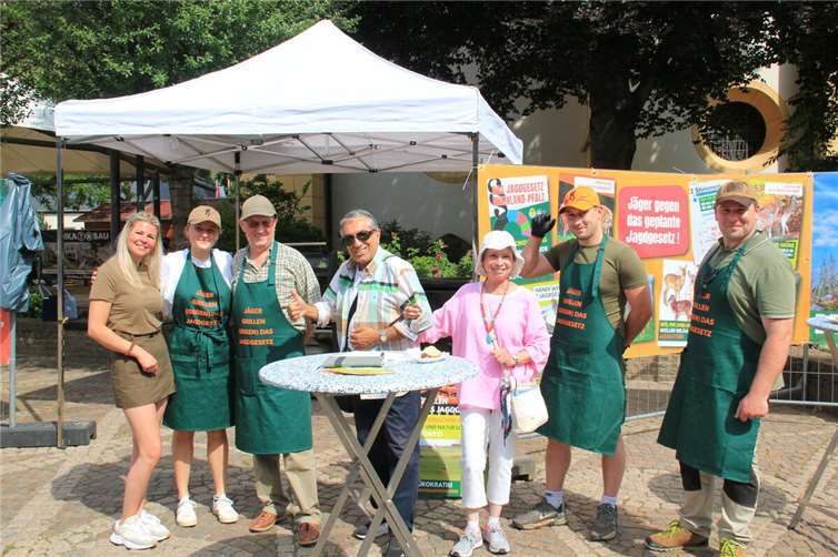 Grollende Jäger informieren und grillen für Bürger Auf dem Ahrweiler Marktplatz informierten Mitgliedre der Kreisjägerschaft die Bürger und sammelten Unterschriften. Fotos: GS