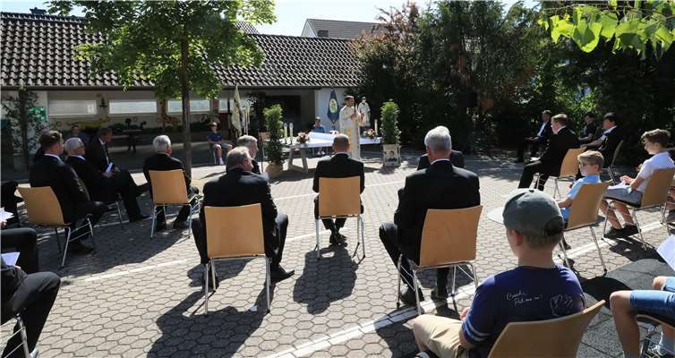 Auf dem Aussengelände der Aloisiusschule wurde ein gemeinsamer Gottesdienst gefeiert. Foto: privat