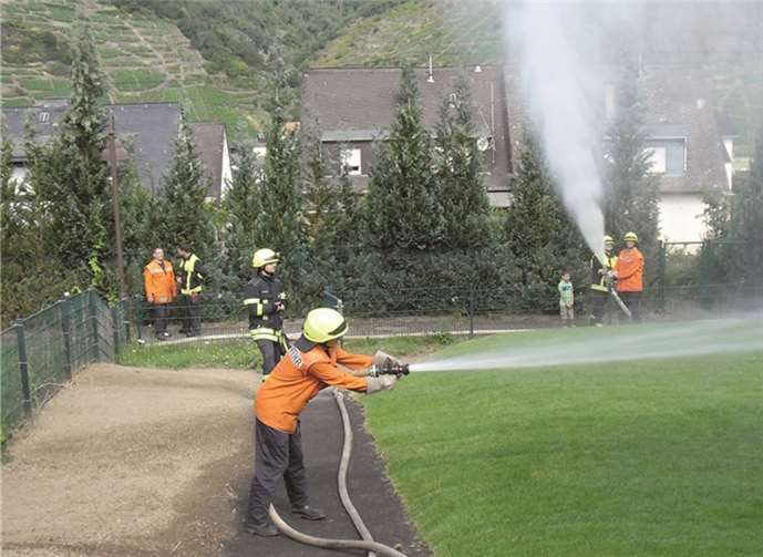 Auf dem Außengelände der Kita probten die Wehrleute den Ernstfall. privat
