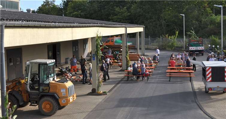 Auf dem Außengelände des Baubetriebshofes kamen die Grünpatinnen und Grünpaten mit den städtischen Fachleuten ins Gespräch und verschafften sich einen Eindruck von Geräte- und Fuhrpark.Foto: Stadt Meckenheim