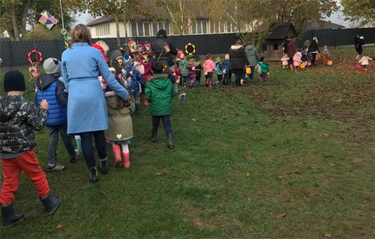 Auf dem Außengelände zogen die Kinder mit ihren gebastelten Laternen zur Gitarrenmusik. Foto: privat