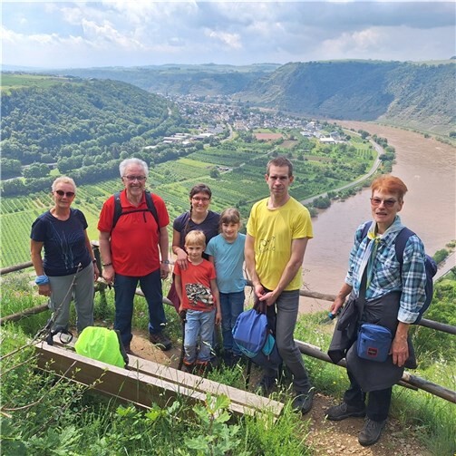 Auf dem Aussichtsfelsen Blumslay mit Blick auf Mosel und Dieblich.  Foto: Eifelverein Remagen / Helmut Krämer