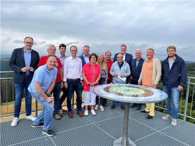 Auf dem Aussichtsturm blieb auch noch Zeit für ein gemeinsames Gruppenfoto mit Gordon Schnieder.  Foto: privat