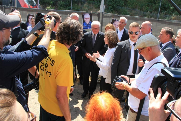 Auf dem Bahnsteig begrüßt Landrätin Cornelia Weigand den Bundespräsidenten.  Fotos: GS