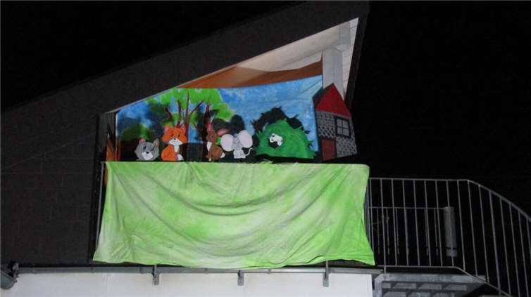 Auf dem Balkon führten Kinder mit Unterstützung einiger Erzieher für alle Anwesenden Zuschauer ein kurzes Stabpuppenspiel auf.