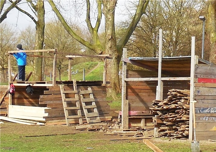 Auf dem Bauspielplatz entsteht wieder ein Hüttendorf.  Foto: Stadt Neuwied
