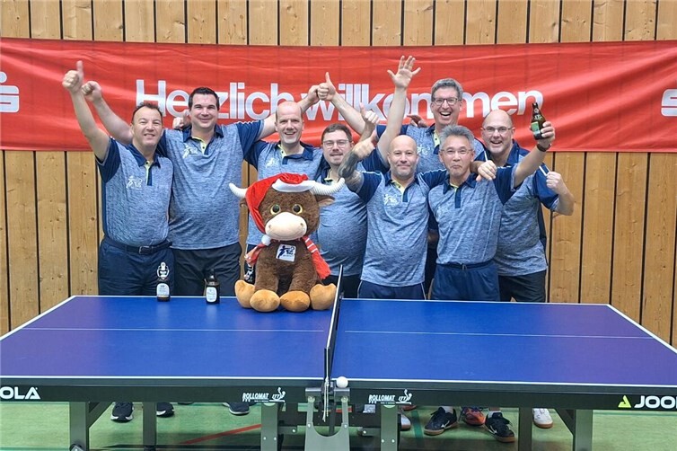 Auf dem Bild die Aufstiegsmannschaften der I. und II. Mannschaft: Dieter Angst, Stefan Martini, Matthias Oerter, Dennis Wallrich, Thorsten Weiler, Thorsten Becker, Jim Knippen und Jörg Arenz