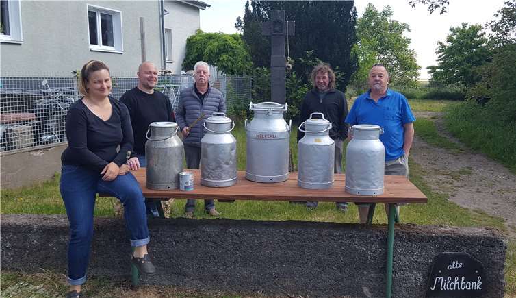 Auf dem Bild hinter der alten Milchbank sind zu sehen, von links: Ines Lebner, Thomas Lebner, Walter Pies, Bernd Ackermann, Jürgen Becker. Foto: privat