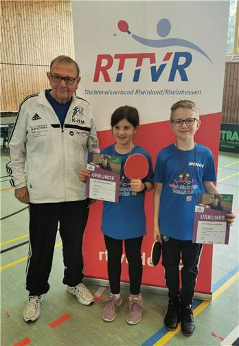 Auf dem Bild in der Mitte Minimeister Maja Oster, rechts Felix Stephani und links ÜL Karl Heinz Martini.Foto: privat