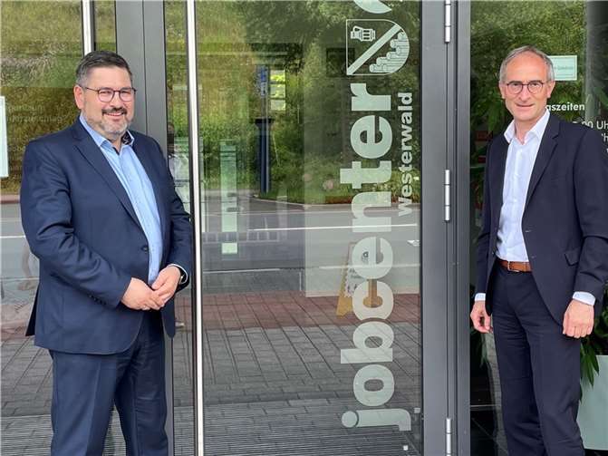 Auf dem Bild ist der neue Geschäftsführer Christian Reitz (links) mit Vorgänger Theo Krayer zu sehen, der künftig das Jobcenter Neuwied leitet. Foto: Agentur für Arbeit Montabaur
