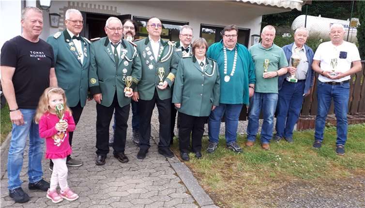 Auf dem Bild sind die erfolgreichen Schützen zu sehen mit dem neuen Seniorenkönig Uwe Tibes (vierter von rechts) und dem Sieger im Serienschießen Fritz Rossel (ganz rechts). Foto: privat