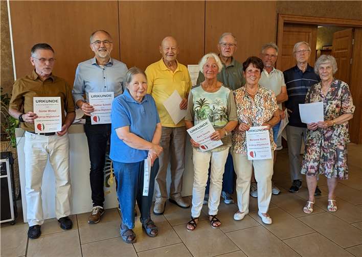 Auf dem Bild sind von links nach rechts zu sehen, in Klammern die zu ehrenden Jahre Vereinszugehörigkeit:Vorsitzender Günter Winkel (15), Dietmar Schmitt (10), Margret Irnig (15), Werner Schmitz (30), Karin Tenorth (15), Wolf Haferkamp (10), Marianne Sturm (20), Jörg Mollmann stellvertretend für Evelin Mollmann (10), Manfred Noe stellvertretend für Waltraud Noe (15) und Brigitte Schmitz (20)  Foto: privat