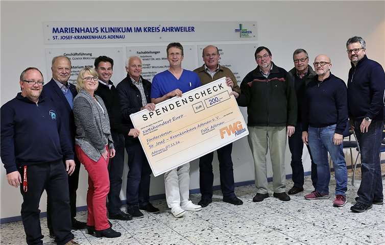 Auf dem Bild von links: Hans-Peter Diel, Udo Mergen, Elke Backes, Udo Adriany, Jochen Seifert, Chefarzt Wolfgang Petersen, Geschäftsführer Alfred Pitzen, Bernd Schiffahrt, Bernd Kriechel, Alwin Brenner, Klaus Jüngling Dreschers