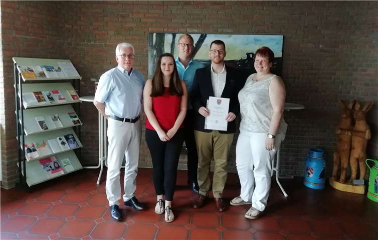 Auf dem Bild von links nach rechts: Bürgermeister Volker Mendel, Anna-Lena Berger, Büroleiter Philipp Rasbach, Stephan Hoffmann, Ilona Schäfer (kaufmännische Werkleitung).Foto: privat