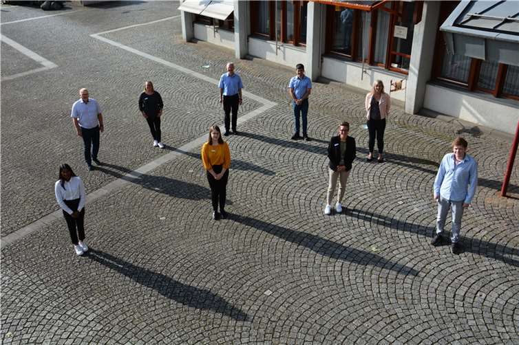 Auf dem Bild von links nach rechts: Janina Jeganathan, Helen Amann, Marie Müller, Tommi Gref, 2. Reihe Jürgen Elbert, Katharina Keller, Frank Puchtler, André Michel, Jovana Pollack. Foto: Rhein-Lahn-Kreis
