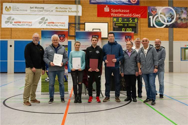 Auf dem Bild von links nach rechts: Mike Leibauer (Kreisvorsitzender), Raimund Schäfer, Julija Ismajli, Janik Herz, Heiko Hannemann, Alfred Jonas, Volker Wetzlar, Rudolf Bauch, Wolfgang Schmitt.  Foto: TuS Ahrbach