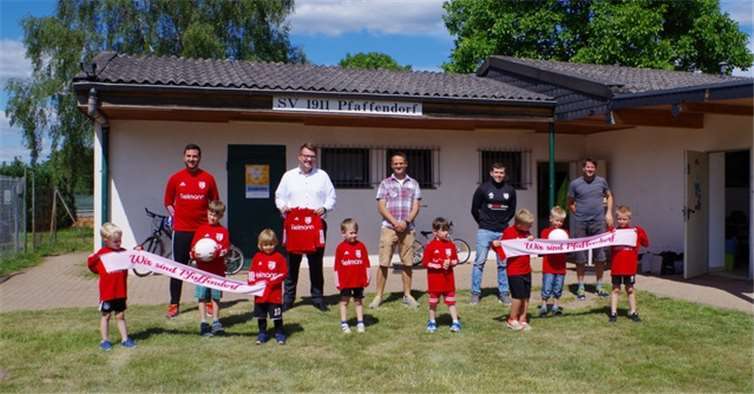 Auf dem Bild zu sehen: Tobias Westermann, Filialleiter Niederlassung Fielmann Löhr-Center (2. von links), die Jugendtrainer des SV Pfaffendorf sowie die begeisterten Kinder des Vereins. Die Übergabe der Trainingsoberteile musste aufgrund der derzeit geltenden Abstandsregularien mit einer verminderten Anzahl von Kindern durchgeführt werden. Foto: privat