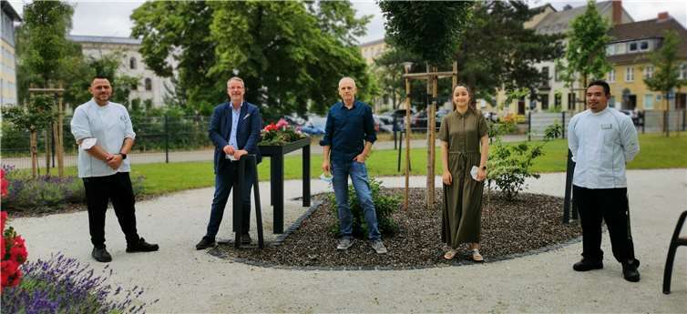 Auf dem Bild zu sehen sind Küchenleiter Raphael Hunscha und Einrichtungsleiter Sven Lefkowitz von der BELLINI Senioren-Residenz Neuwied, Fritz Wieth von der Informa gGmbH sowie Praktikantin Meriem Chormiti und Auszubildender Mathew Lauer (von links nach rechts). Foto: privat