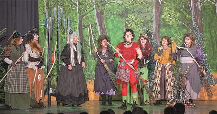 Auf dem Blocksberg reiht sich die kleine Hexe in den Reigen der großen Hexen ein, wird aber gleich darauf entdeckt. JOST