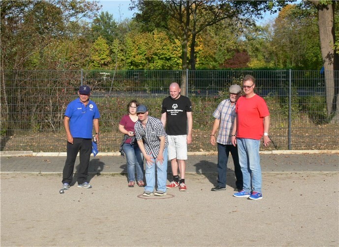 Auf dem Bouleplatz galt es die Kugeln so nah wie möglich an die Zielkugel zu bringen.