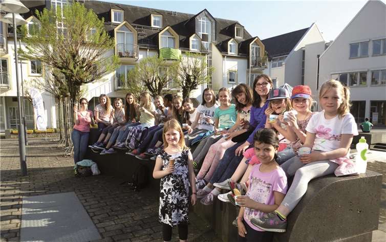 Auf dem Brunnenrand machten es sich alle bequem.