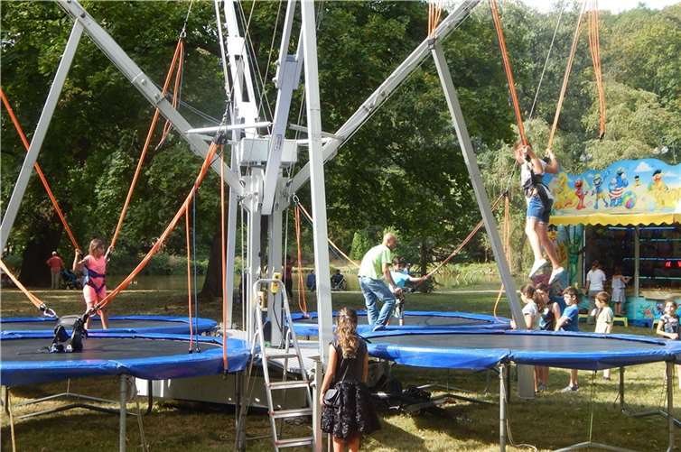 Auf dem Bungee-Trampolin hüpften die kleinen Gäste hoch hinaus. 