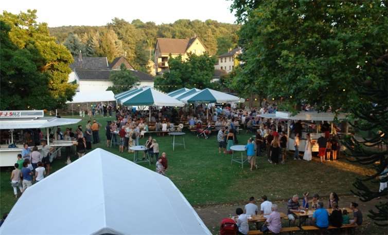 Auf dem Burgplatz war es schon am Nachmittag voll. BDo