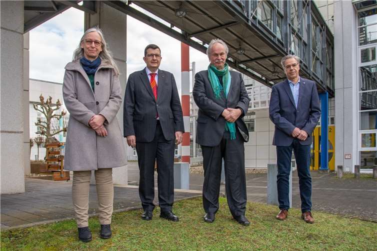Auf dem Campus der TH Bingen trafen sich zur Vertragsunterzeichnung (von links): Prof. Dr. Antje Krause (Technische Hochschule Bingen), Prof. Dr. Stefan Wehner (Universität Koblenz-Landau), Prof. Dr. Kristian Bosselmann-Cyran, (Hochschule Koblenz) und Prof. Dr. Hans Reiner Schultz (Hochschule Geisenheim). Foto: TH Bingen/Christine Böser