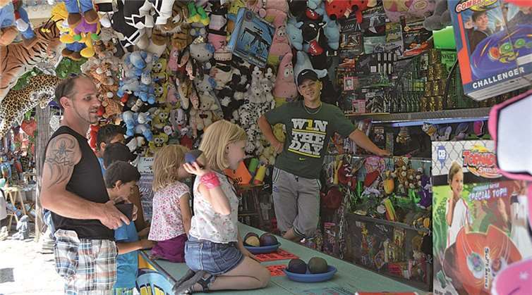 Auf dem Caracciolaplatz begeisterten nostalgische Buden und Fahrgeschäfte vor allem die jüngsten Marktbesucher. AB