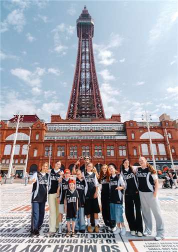 Alle Gegner von der Fläche gefegt: Miah und Maggie sind Weltmeister Auf dem Comedy Carpet vor dem Blackpool Tower beginnt für Gabriel Hermes und seine Crew die Weltmeisterschaft. Begleitet wird die TFM schon die gesamte Saison von dem Videografen Michael Chevalier, der alle wichtigen Momente festhält und die Tänzer bestens in Szene etzt. Foto: Michael Chevalier