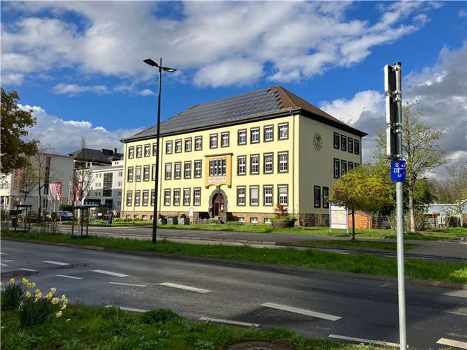 Auf dem Dach der Grundschule Marienschule ist bereits eine PV-Anlage installiert.  Foto: Stadt Neuwied/Nadine Schöneberg