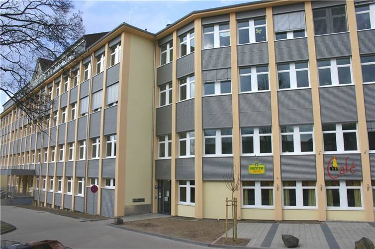 Auf dem Dach des Verwaltungsgebäudes mit VHS und Musikschule, in der Heddesdorfer Straße, wird eine PV-Anlage installiert-  Fotos: FF