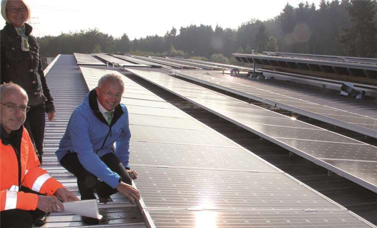 Auf dem Dach des neuen Sozial- und Bürogebäudes auf dem Gelände der Mechanisch-Biologischen-Abfallbehandlungsanlage in Linkenbach konnte die Photovoltaikanlage inzwischen in Betrieb gehen.privat