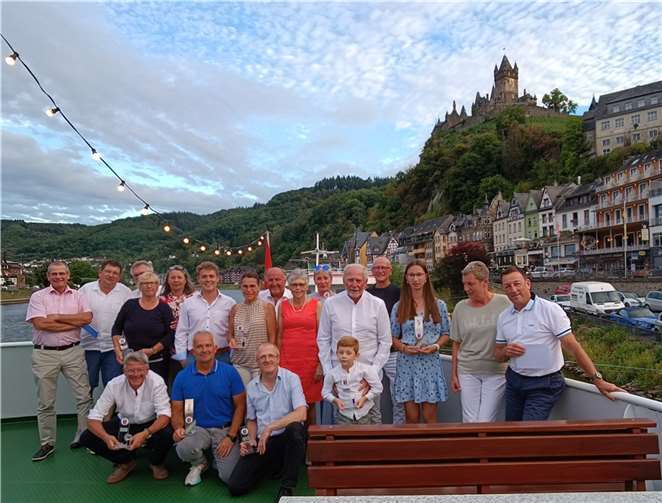 Auf dem Deck strahlten die Turniersieger nach der Siegerehrung mit der Reichsburg Cochem im Hintergrund um die Wette. Foto: privat