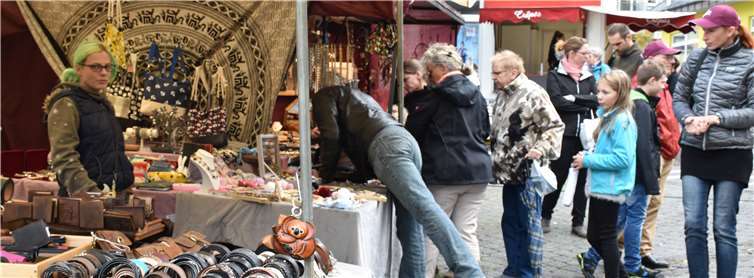Auf dem Dierdorfer Herbstmarkt boten Händler interessante Artikel zum Kauf an.Fotos: HEP