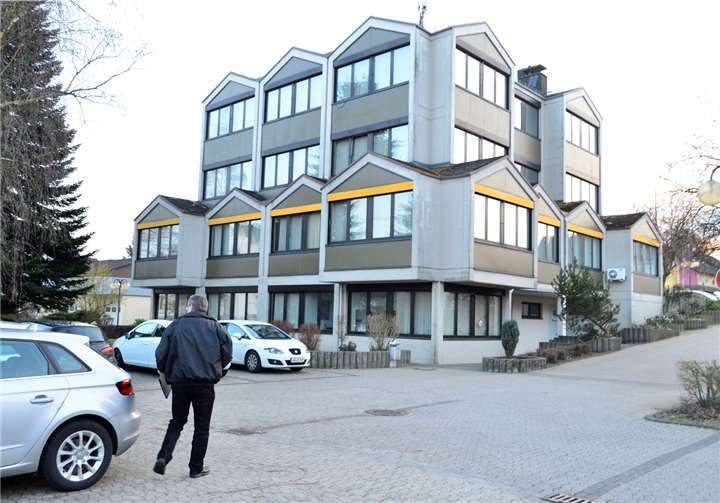 Auf dem Dierdorfer Rathausgrundstück wäre Platz für einen Neubau. Das bestehende Gebäude könnte aber auch saniert werden. HEP