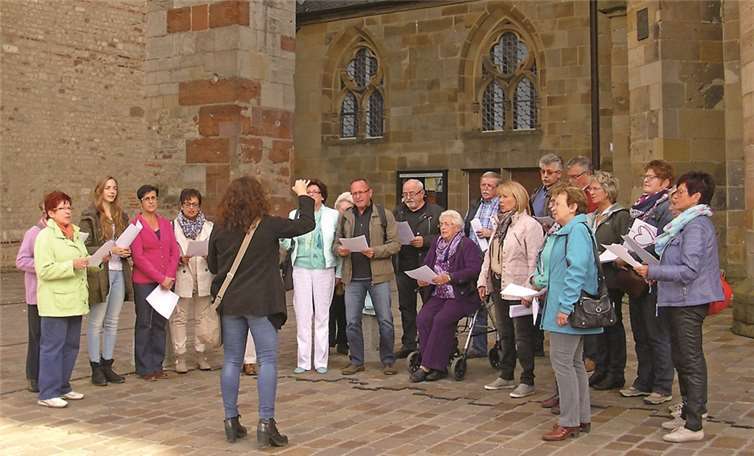 Auf dem Domplatz sangen die Teilnehmer einige Spirituals. privat