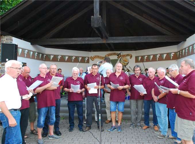 Auf dem Dorffest sorgte der Chor für musikalische Unterhaltung. Fotos: MGV Oberfell
