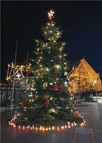 Auf dem Dorfmittenplatz wurden ca. 70 Kerzen abgelegt. Foto: privat
