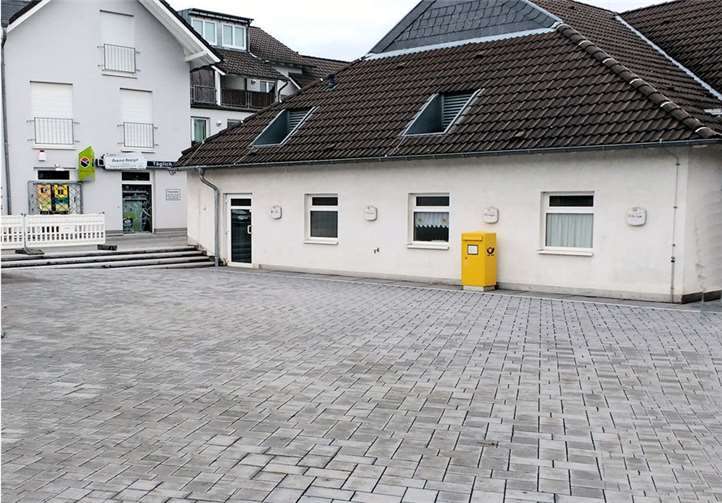 Auf dem Dorfplatz in Niederbachem sollen nach einem neuerlichen Beschluss des Infrastruktur- und Bauausschusses eine klimafreundliche Bepflanzung mit einem Solitärbaum, ökologischer Unterbepflanzung und mobilen Pflanzelementen vorgesehen werden. Die Fotomontage zeigt eine der angestrebten Umsetzungen. Fotos: Parents for Future - Wachtberg