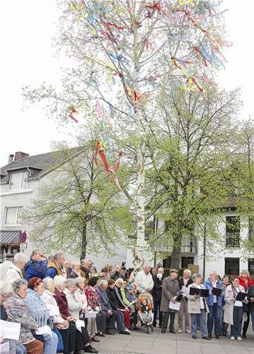 Auf dem Dorfplatz neben dem „Merler Dom“ treffen sich alljährlich die Merler Dorfbewohner und Gäste zum traditionellen Maiansingen.