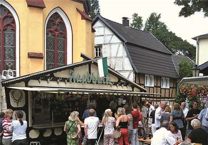 Auf dem Dorfplatz wird werden die Könige ausgeschossen.  Privat