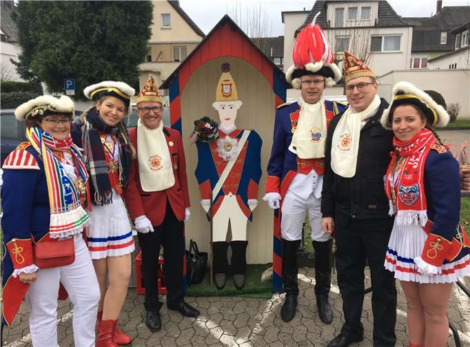 Auf dem „EDEKA-Parkplatz“ hatten die Karnevalisten zum Verhaften eine Zweigstelle eröffnet. privat