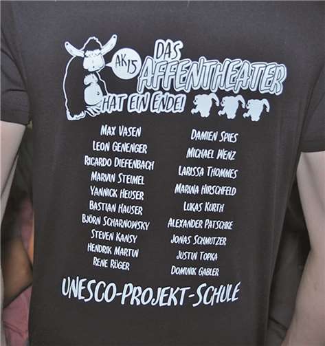Auf dem Entlassungsshirt standen alle Namen der Schüler.